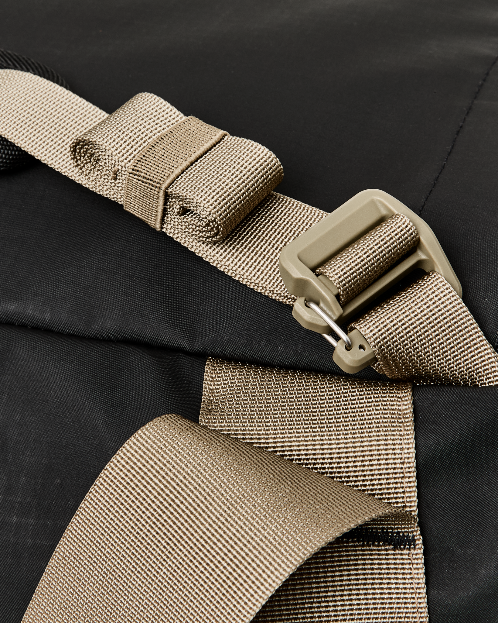 All-weather 40l Duffle - Black / Covert - Image 12